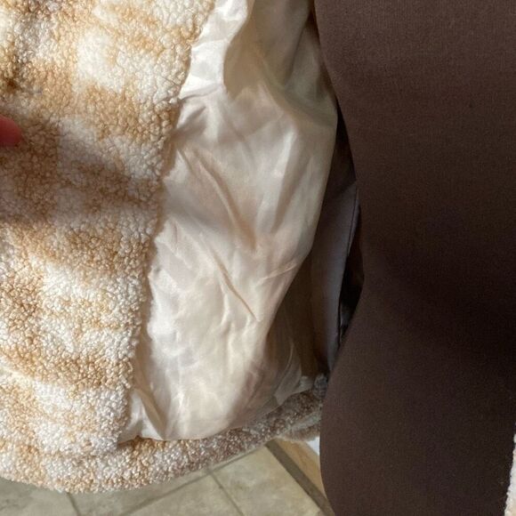 Blu Pepper tan and cream plaid shacket jacket coat women’s size medium cozy fall - Picture 4 of 13